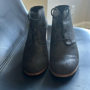 Tom’s lace up heel